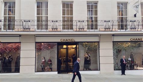 how many Chanel stores are there